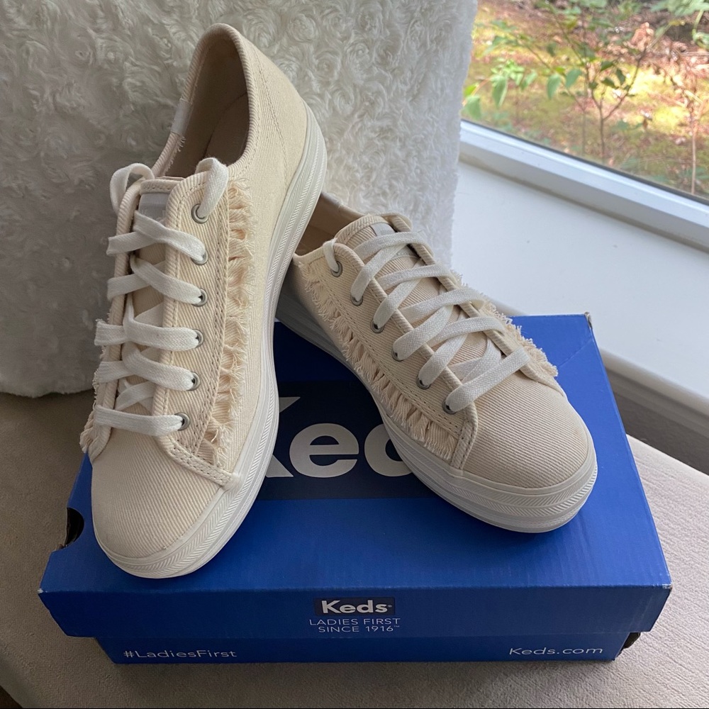 WOMAN’S TRIPLE KICK RUFFLE NATURAL WHITE KEDS SNEAKERS SZ 7M NWT